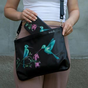 Bolsa de couro preta com pintura de beija-flor e flores rosas Ideia de presente para o dia das mães Ideia de presente de aniversário