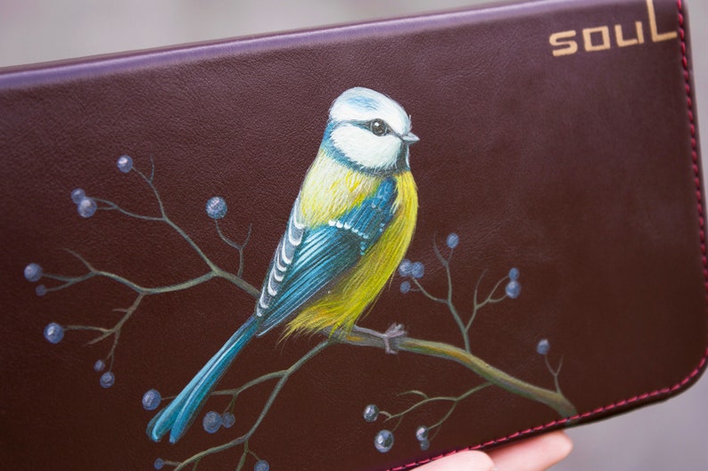 Cartera de Mujer de Piel Color Vino con Pintura de Pájaro Titmouse Monedero Grande Personalizado imagen 3