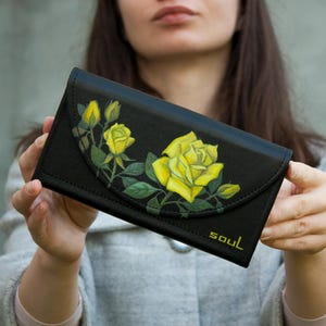 Monedero hecho a mano con pintura de rosas amarillas Cartera de cuero negro para mujer Monedero personalizado con flores Cartera de cuero suave Idea perfecta para regalar