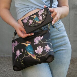 Bolsa tiracolo e carteira de couro preta feita à mão Conjunto de couro preto com pintura de pássaros e flores de magnólia rosa Ideia de presente perfeita para esposa
