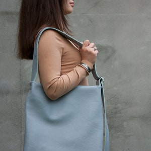 Sac fourre-tout minimaliste Sac gris clair Grand sac à main Sac à bandoulière en cuir souple Grande taille Sac quotidien Sac fourre-tout en cuir souple Idée cadeau pour femmes image 2