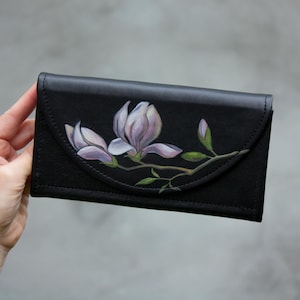 Cartera de cuero negra con pintura de magnolia, monedero grande hecho a mano con botón magnético, idea de regalo perfecta, monedero de cuero suave, idea de regalo para mamá