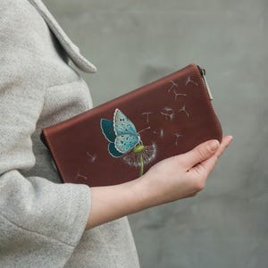 Monedero con pintura de mariposa azul Cartera de cuero marrón Idea de regalo de aniversario Monedero grande hecho a mano Idea de regalo para esposa Mariposa y diente de león