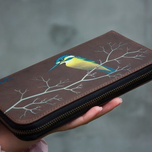 Cartera de cuero marrón para mujer, cartera con cremallera de pájaro martín pescador, bolso grande personalizado para hombre, pájaro azul amarillo imagen 4