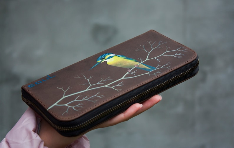 Cartera de cuero marrón para mujer, cartera con cremallera de pájaro martín pescador, bolso grande personalizado para hombre, pájaro azul amarillo imagen 4