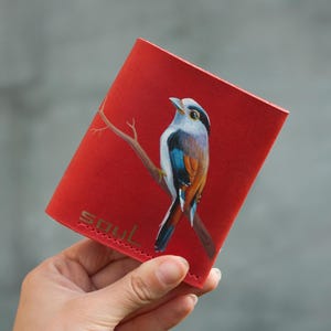 Cartera de cuero rojo con pintura de pájaro para mujer, minimonedero hecho a mano, monedero pequeño para uso diario.