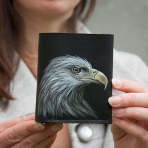 Monedero pequeño hecho a mano para hombre, de cuero negro, con pintura de pájaros, billetera pequeña con pintura de águila marina de cola blanca, idea de regalo para papá