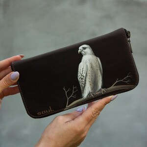 Carteira com zíper feita à mão com pintura de pássaro falcão Bolsa grande Carteira de couro marrom Bolsa com efeito vintage Ideia de presente para o dia dos pais