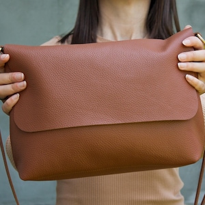 Minimalistische braune Leder-Umhängetasche, große Größe, Alltagstasche, Damen-Schultertasche in Hellbraun