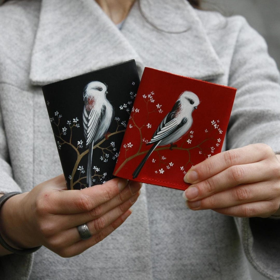 白い鳥の絵が描かれた革製の財布、エナガの鳥と花の絵が描かれた手作り
