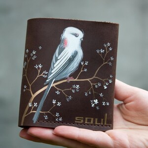 Bolsa de couro marrom com pintura de pássaro branco e flores, bolsa pequena com botão, carteira feita à mão, bolsa pequena feminina, ideia de presente para filha