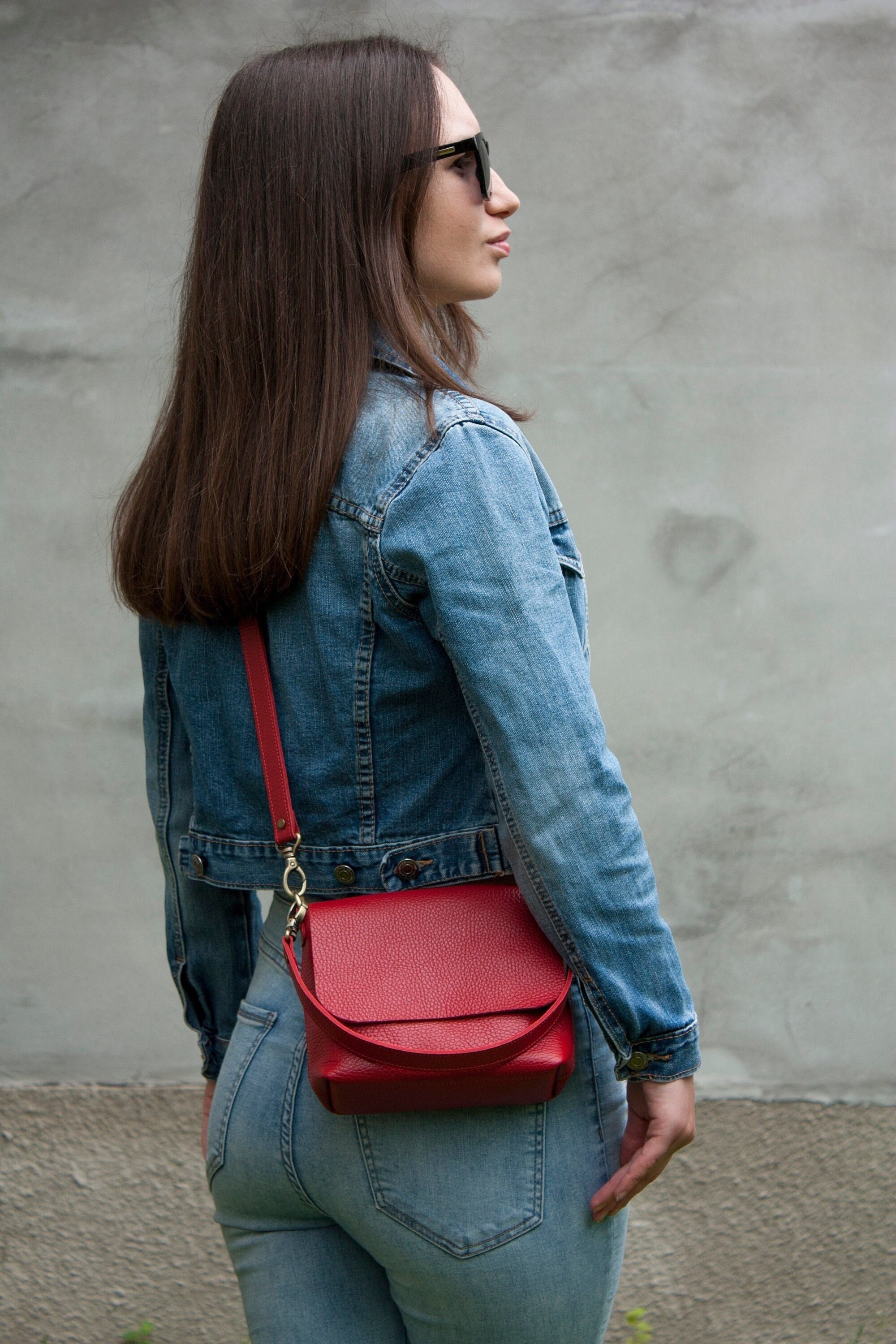 red crossbody bag outfit