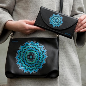 Conjunto de bolso bandolera y cartera de cuero negro con pintura de mandala azul para mujer. Idea de regalo perfecta. Monedero de cuero hecho a mano en Ucrania.