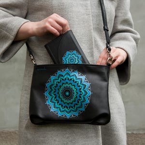 Conjunto de cuero para mujer con bolso bandolera pequeño y billetera con pintura de mandala azul turquesa Idea de regalo para esposa Idea de regalo para mamá Monedero de cuero suave