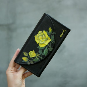 Cartera de cuero negro para mujer con rosas amarillas pintadas, monedero grande negro, cartera hecha a mano, idea de regalo para esposa, cartera de alta calidad, idea de regalo para mamá.