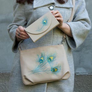 Bolsa e carteira crossbody feitas à mão, conjunto de couro bege com pintura de pena de pavão, bolsa crossbody macia, ideia de presente para esposa, bolsa bege clara