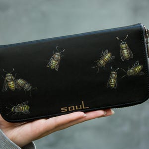 Monedero de piel negra con cremallera para mujer, con diseño de abejas doradas, grande, con cremallera e insectos, hecho a mano, ideal como regalo.