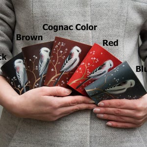 Mini carteira de couro com pintura de pássaro branco, bolsa feita à mão com pintura de chapim-rabo-longo, ideia de presente para mulheres, bolsa de tamanho pequeno feita na Ucrânia