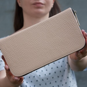 Monedero con cremallera para mujer, de piel beige claro, ideal para el día a día, minimalista, de alta calidad, ideal como regalo.