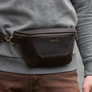 ブラウンレザーファニーパック、マットレザー財布、高品質レザー財布、メンズベルトバッグ、幾何学模様財布、女性用旅行財布、男性へのギフトアイデア