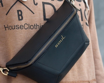Schwarze Gürteltasche aus Leder, minimalistisches Design, geometrische Form