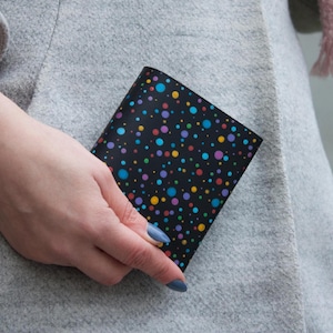 Monedero pequeño de piel negra hecho a mano con pintura de lunares de arcoíris. Idea de regalo para mujer. Monedero pequeño con botón.