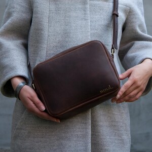 ブラウンレザークロスボディバッグ ベーシックな小型財布 マットレザーハンドバッグ 女性へのギフトアイデア チョコレートブラウン財布