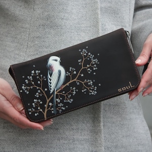 Carteira de couro marrom com pintura de pássaro branco, bolsa grande, ideia de presente para mulheres, bolsa feita à mão com pintura de chapim-rabo-longo