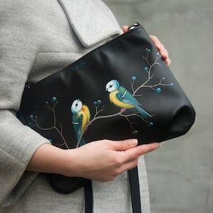 Handgemachte Ledertasche Damen Schwarze Leder Crossbody Bag mit zwei Meisen Malerei Kleine Handtasche Damen Geschenkidee Made in Ukraine