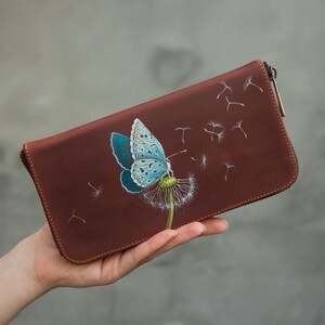 Cartera de mujer con pintura de mariposa Cartera de cuero marrón con cremallera Idea de regalo para el Día de la Madre Cartera hecha a mano Idea de regalo para mamá Cartera de gran tamaño