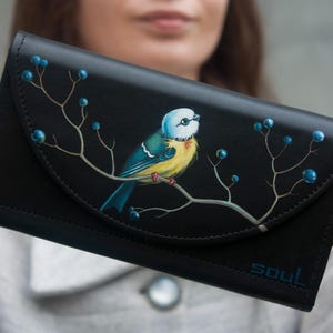 Cartera de cuero negro hecha a mano con pintura de pájaro. Monedero de alta calidad. Monedero de cuero suave. Monedero grande con pintura de pájaro carbonero.
