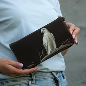 Cartera de cuero marrón con pintura de pájaro halcón Cartera grande hecha a mano Idea de regalo para hombre Monedero de mujer Cartera artesanal Idea de regalo perfecta