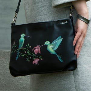 Conjunto feito à mão bolsa transversal feminina e carteira bolsa de couro macio com beija-flores e flores ideia de presente feminina bolsa transversal preta com pássaros