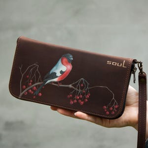 Bolsa grande de couro marrom com pintura de pássaro dom-fafe, bolsa clutch marrom feita à mão com zíper, pássaro e viburno vermelho