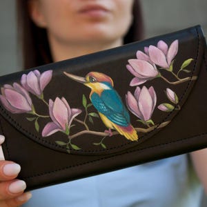 Cartera de cuero negro para mujer con pintura de pájaro y magnolia rosa. Idea de regalo para esposa. Monedero hecho a mano. Idea de regalo para mamá. Cartera de cuero suave.