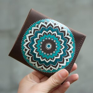 Sac à main en cuir marron avec peinture mandala bleu Petit sac à main avec bouton Sac à main fait main Idée cadeau pour femme Sac à main artisanal