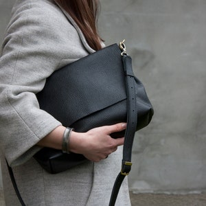 Sac à main en cuir Grand sac à main Femme Sac à bandoulière noir Sac à main minimaliste Sac à main quotidien Sac à main femme Idée cadeau Sac à main grande taille image 3