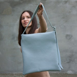 Sac fourre-tout minimaliste Sac gris clair Grand sac à main Sac à bandoulière en cuir souple Grande taille Sac quotidien Sac fourre-tout en cuir souple Idée cadeau pour femmes image 1