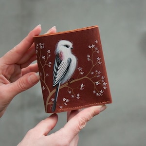 Carteira pequena cor conhaque, carteira de couro de alta qualidade com pintura de pássaros e flores brancas, carteira diária, bolsa de couro marrom