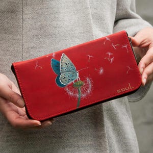 Cartera de piel roja para mujer con mariposa azul, ideal como regalo de cumpleaños, hecha a mano, con cremallera, tamaño grande.