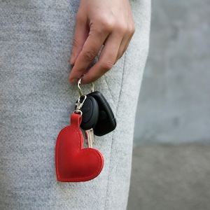 Llavero de cuero rojo con forma de corazón rojo. Idea de regalo perfecta. Corazón hinchado de cuero rojo. Idea de regalo de aniversario. Hecho en Ucrania.