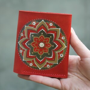 Monedero pequeño de cuero rojo con pintura de mandala en dorado negro, hecho a mano, ideal como regalo para mujer.