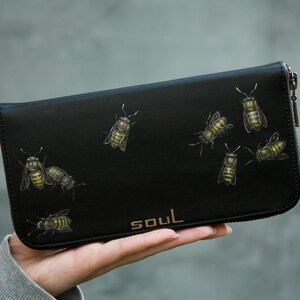 Zwarte leren tas met gouden bijenschildering. Hoogwaardige leren tas met insectenschildering. Cadeau-idee voor vrouwen. Grote tas. Handgemaakte tas.