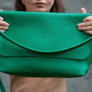 Umhängetasche aus smaragdgrünem Leder, lebendiges Grün, minimalistische Umhängetasche, große Alltagstasche