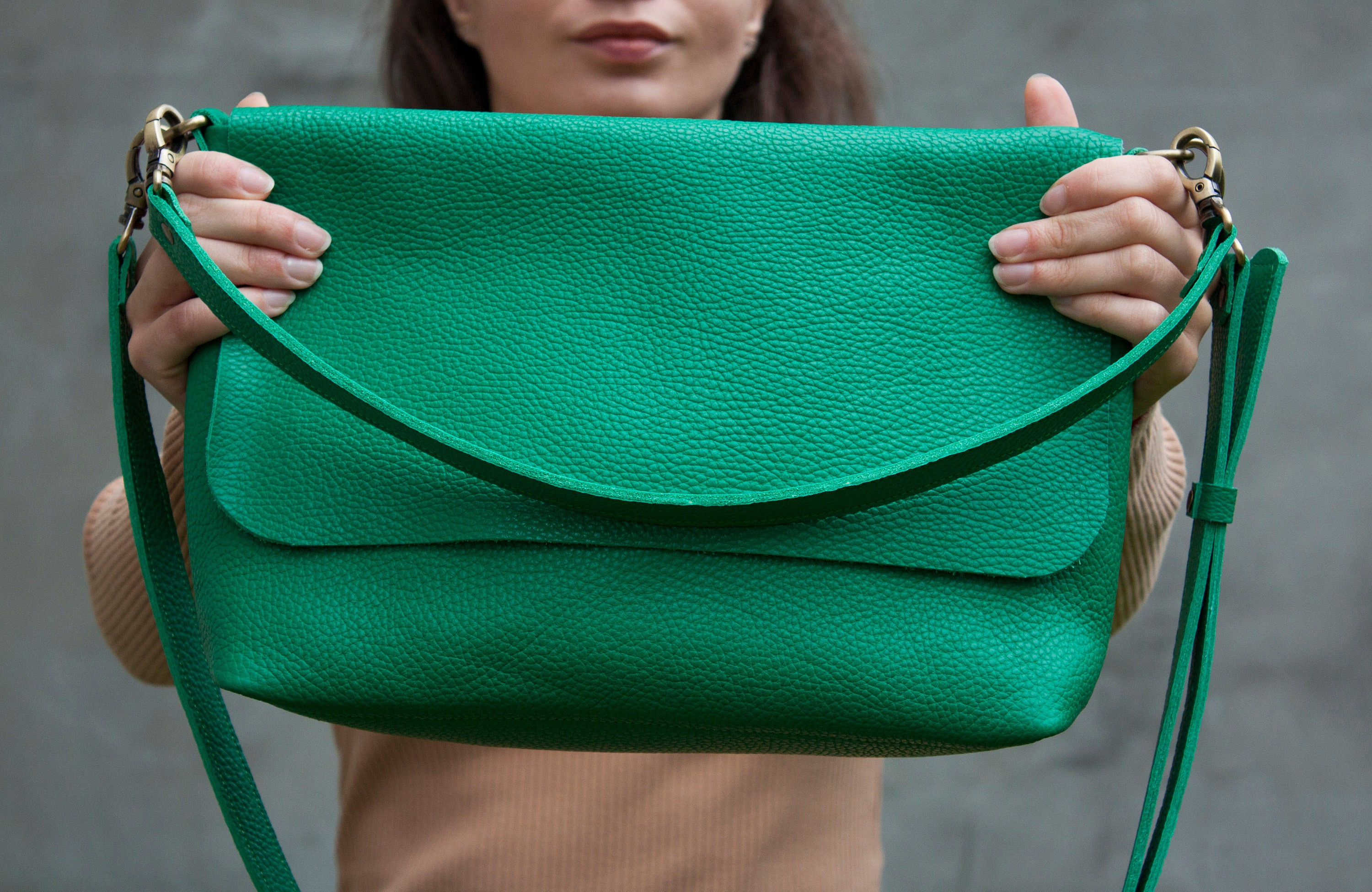 How to shorten your crossbody bag without tying it 