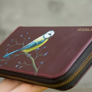 Cartera de Mujer de Piel Color Vino con Pintura de Pájaro Titmouse Monedero Grande Personalizado imagen 4