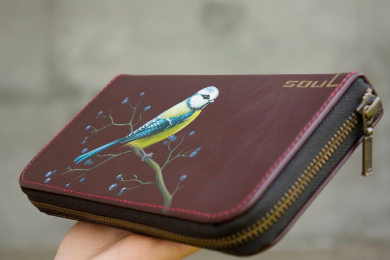 Cartera de Mujer de Piel Color Vino con Pintura de Pájaro Titmouse Monedero Grande Personalizado imagen 4