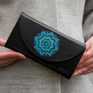 Cartera de cuero negro para mujer con pintura de adorno azul, hecha a mano, tamaño grande, ideal como regalo, de cuero suave.