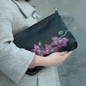 Schwarze Leder Clutch Damen Umhängetasche mit lila Orchideenmalerei Weiche Ledertasche Abendhandtasche mit Blumen Geschenkidee für die Frau