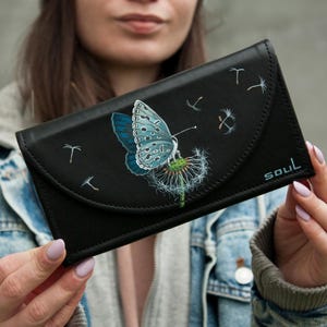 Cartera de piel negra para mujer con mariposa azul pintada a mano. Idea de regalo para mujer. Cartera grande. Fabricada en Ucrania.